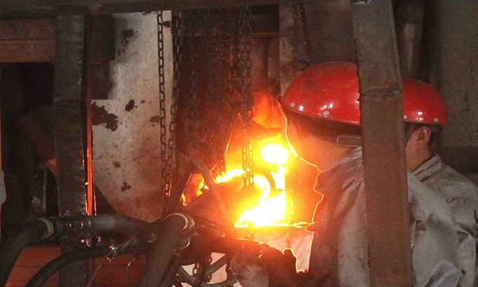 應用于玻璃窯大喧、加料口等部位的熱修現場(chǎng)